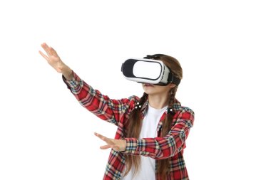 Sanal gerçeklik içinde genç kız beyaz arka plan üzerinde koruyucu gözlük