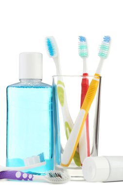 Beyaz arka plan üzerinde gargara şişeyle cam diş fırçaları