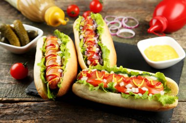 Sosisli sandviç ketçap, hardal ve sebze ahşap tablo