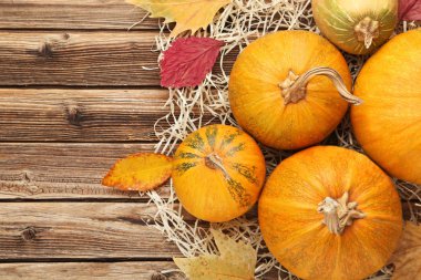 Turuncu kabak ile kuru yapraklar üzerinde ahşap masa