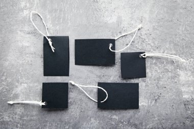 Siyah Satılık Etiketler gri ahşap tablo