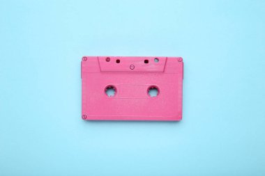 Mavi arka plan üzerinde pembe kaset