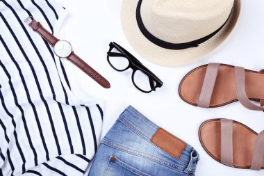 Modern kadın giyim aksesuarları beyaz arka plan üzerinde ile