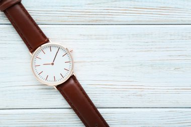 Beyaz ahşap masa üzerinde kol saati