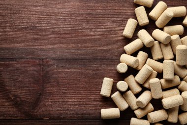 Kahverengi ahşap masada şarap mantarları