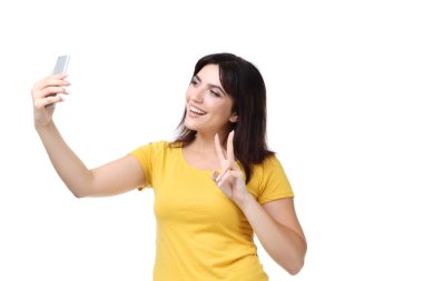 Genç kadın selfie beyaz arka plan üzerinde yapma