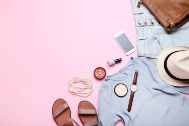 Modern kadın giyim makyaj kozmetik ve aksesuarları pembe bir arka plan üzerinde