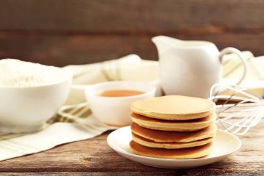 Un ve gri ahşap tabloda çay ile lezzetli gözleme