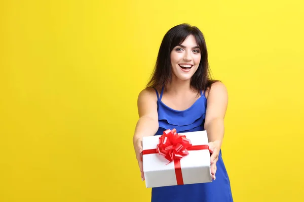 Junge Frau Mit Geschenkbox Auf Gelbem Hintergrund — Stockfoto