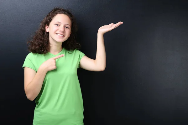 Vacker Ung Flicka Blackboard Bakgrund — Stockfoto