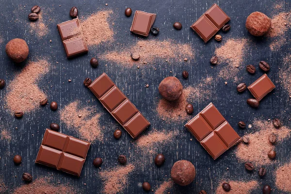 Coklat Potongan Dengan Biji Kopi Dan Coklat Bubuk Atas Meja — Stok Foto