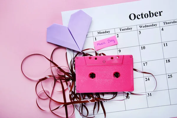 Kassettenband Mit Papierherz Und Oktoberkalender Auf Rosa Hintergrund — Stockfoto