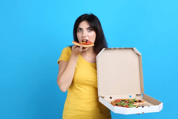 Jovem Com Pizza Caixa Papelão Sobre Fundo Azul — Fotografia de Stock