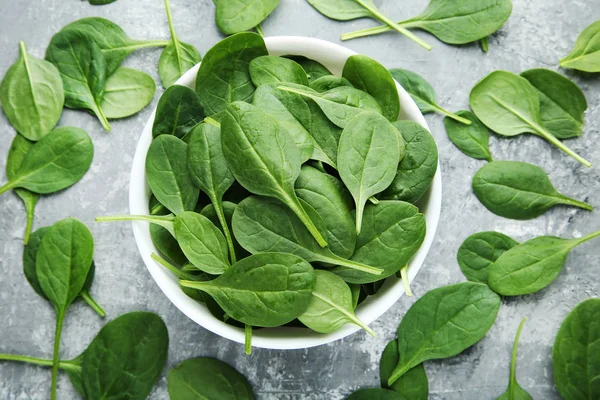 Spinach Leaves Bowl Grey Wooden Table — Stock Photo, Image