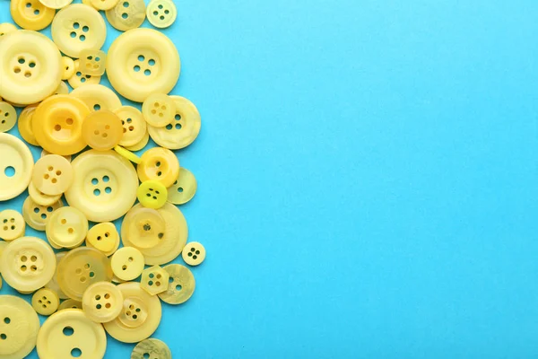 Gele Naaien Knoppen Blauwe Achtergrond — Stockfoto