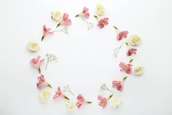 Alstroemeria Rosen Und Zigeunerblüten Auf Weißem Hintergrund — Stockfoto