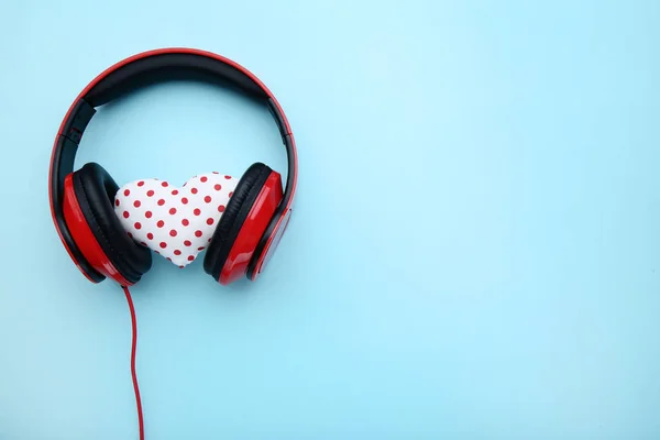 Fones Ouvido Vermelhos Com Coração Tecido Fundo Azul — Fotografia de Stock