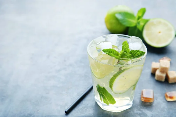 Cóctel Mojito Vaso Con Azúcar Sobre Mesa Madera —  Fotos de Stock