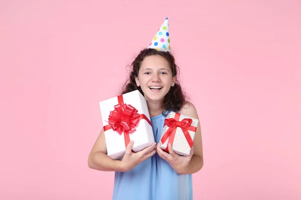 Schöne Junge Mädchen Mit Geschenkboxen Auf Rosa Hintergrund — Stockfoto