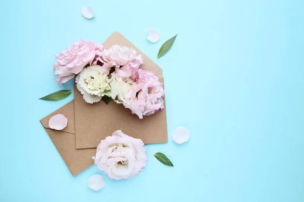 Mavi Arka Plan Zarflara Çiçeklerle Eustoma — Stok fotoğraf
