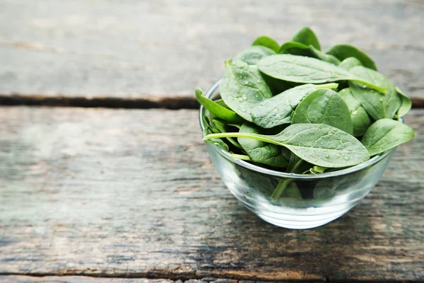 Spinach Leaves Bowl Grey Wooden Table — Stock Photo, Image
