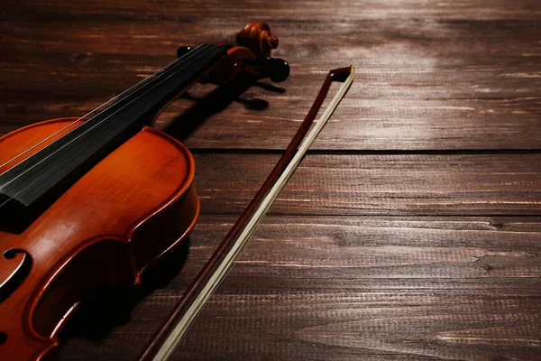 Violino Con Fiocco Tavolo Legno Marrone — Foto Stock