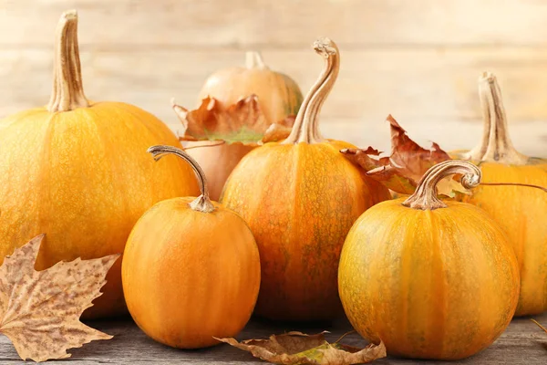 Oranje Pompoenen Met Droge Bladeren Grijs Houten Tafel — Stockfoto