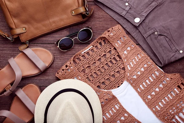 Ropa Mujer Moderna Con Gafas Sol Mesa Madera —  Fotos de Stock