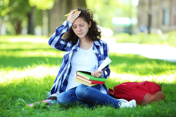 Молода Дівчина Книгами Рюкзаками Сидить Парку — стокове фото
