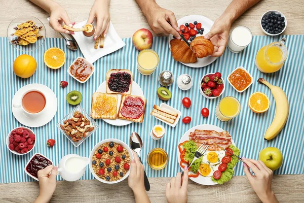 Familia Feliz Desayunando Sabroso Por Mañana — Foto de Stock