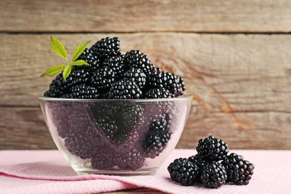 木桌玻璃碗中的成熟黑莓 — 图库照片