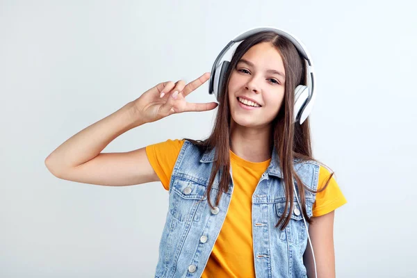 Chica Joven Con Auriculares Sobre Fondo Gris — Foto de Stock
