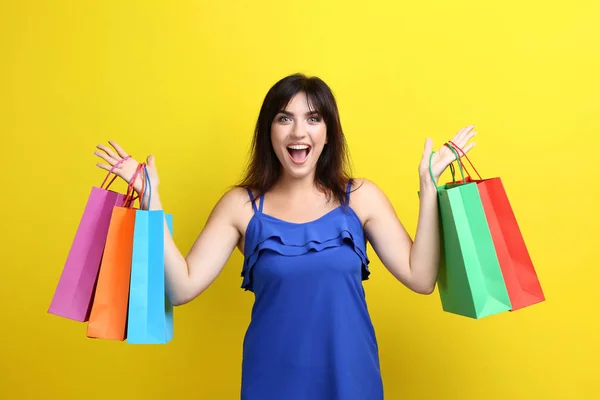 Mujer Joven Con Bolsas Compras Sobre Fondo Amarillo — Foto de Stock