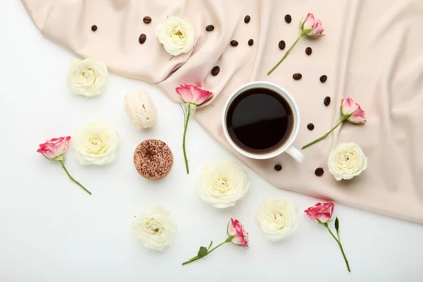 Flores Rosas Con Taza Café Tela Satinada Sobre Fondo Blanco — Foto de Stock