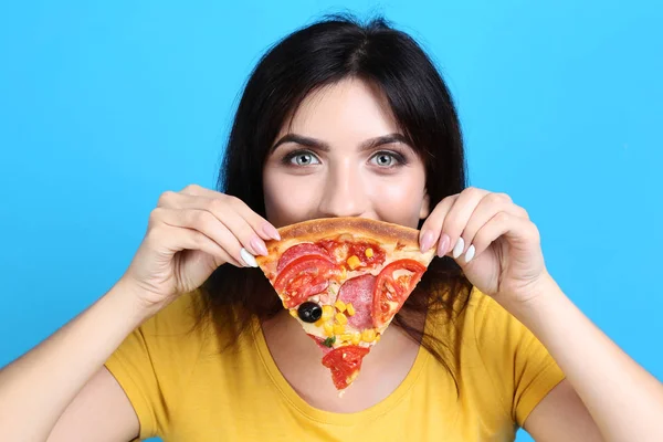 Junge Frau Mit Pizza Auf Blauem Hintergrund — Stockfoto