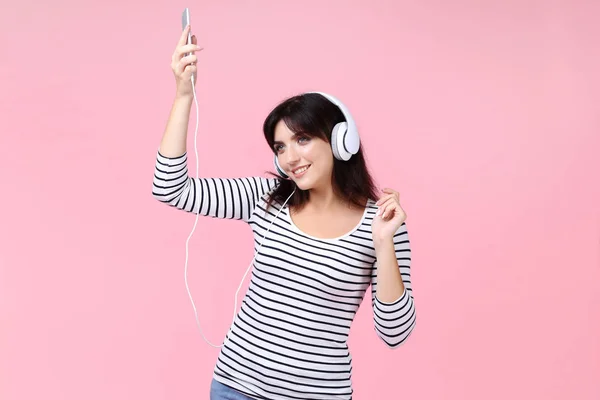 Jonge Vrouw Met Hoofdtelefoon Smartphone Roze Achtergrond — Stockfoto