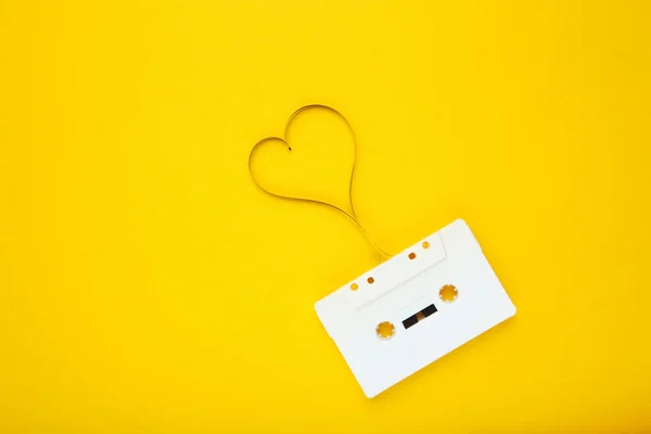 黄色背景带心形盒胶带 — 图库照片
