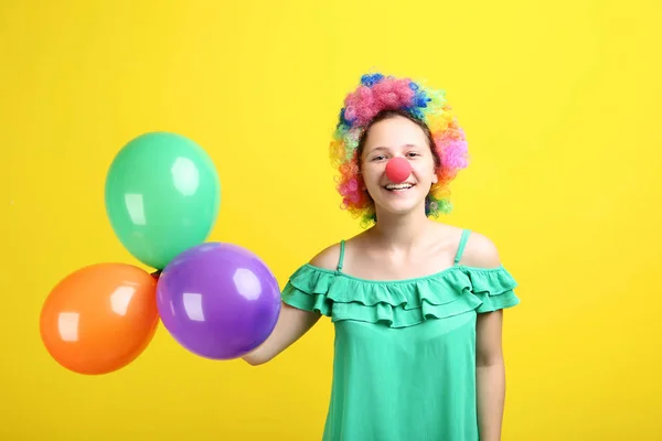 Junges Mädchen Mit Clownsperücke Und Luftballons Auf Gelbem Hintergrund — Stockfoto