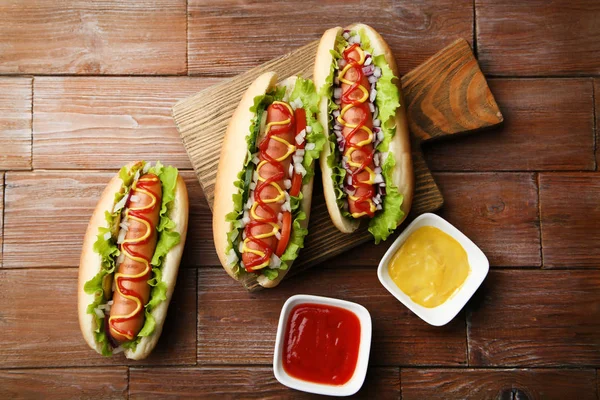 Hot Dogot Ketchup Mustár Zöldségek Fából Készült Asztal — Stock Fotó