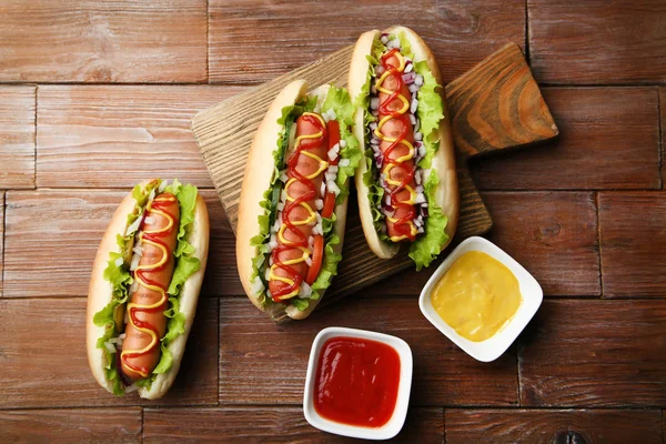 Perros Calientes Con Ketchup Mostaza Verduras Mesa Madera — Foto de Stock