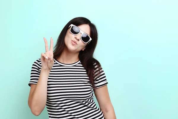 Mujer Joven Con Gafas Sol Sobre Fondo Menta — Foto de Stock