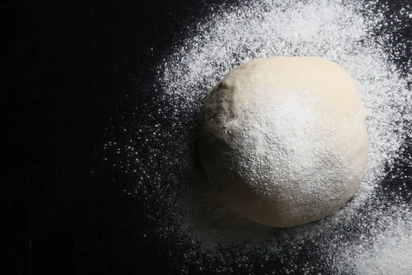 Pâte Crue Avec Farine Sur Table Bois Noir — Photo