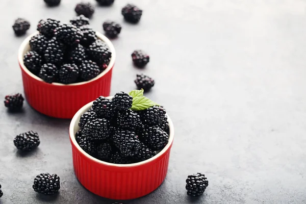 成熟而甜美的黑莓 在灰色的木桌上的碗 — 图库照片