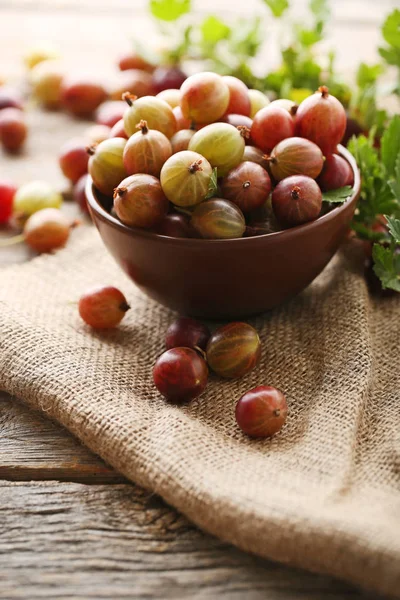 Frutas Groselhas Maduras Tigela Com Pano Saco Mesa Madeira — Fotografia de Stock