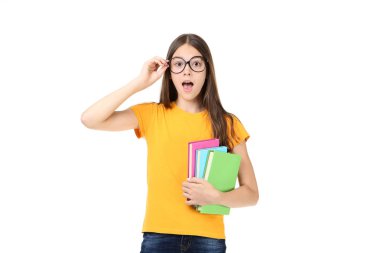 beyaz zemin üzerine kitaplar ile genç kız