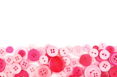 Beyaz arka plan üzerinde pembe dikiş düğmeleri