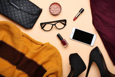 Modern kadın giyim aksesuar ve makyaj kozmetik bej renkli arka plan üzerinde