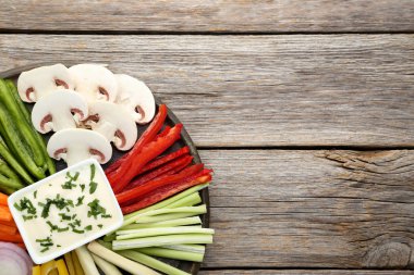 Taze sebze kesme tahtası üzerinde dilimlenmiş