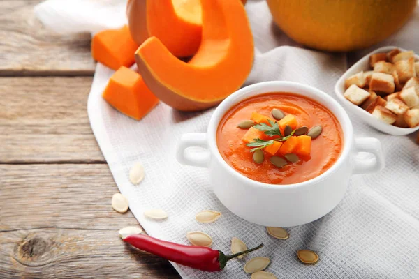 Minestra Zucca Con Semi Prezzemolo Piatto Tavolo Legno — Foto Stock