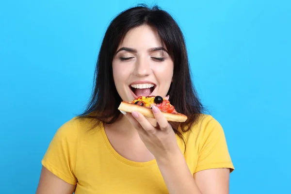Jovem Mulher Comendo Pizza Fundo Azul — Fotografia de Stock